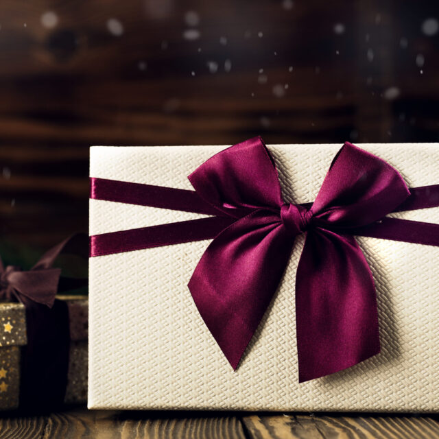 Standard vs. Luxury Promotional Gifts: Choosing the Right One Standard vs. Luxury Promotional Gifts: Choosing the Right One